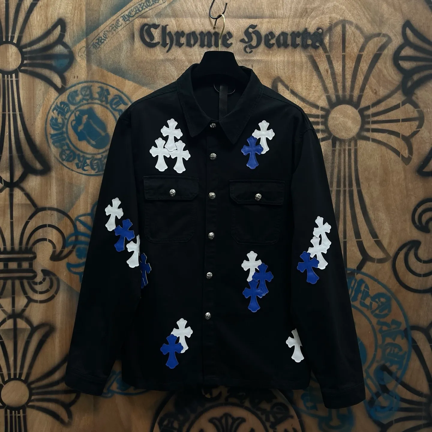 P610 Wang Zha has a new one! Heavy 15.5oz! Kill all market versions instantly! The price has bottomed out. Chrome Hearts Haute Couture Chrome Hearts patchwork leather denim jacket. The choice of high-grade twill denim custom-made fabrics is very important. It distinguishes the low version and wrong version of all pure black denim fabrics on the market. The cross patchwork leather is all imitation lambskin. All dyeing is completely restored without color difference. The inner leather label is first-layer calfskin. All hardware is 925 silver plated. It distinguishes all versions on the market. There is no better casual comparison in the market. Same style for men and women S-XL